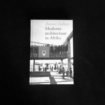 'Moderne architectuur in Afrika' by Antoni Folkers